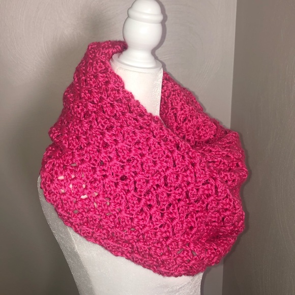 NEW Hand stitched woman’s pink infinity scarf - Picture 4 of 6